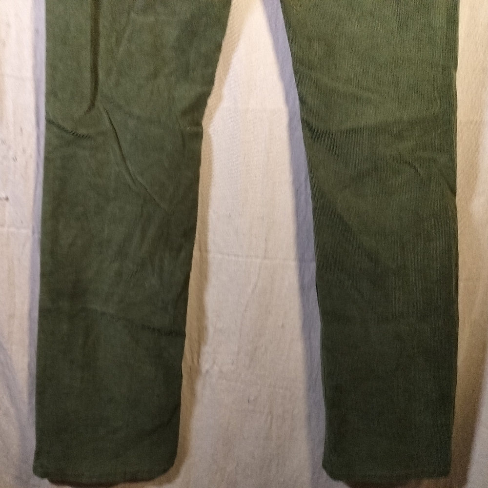 Woman's green corduroy Aeropostale stretch size 3 / 4 pants in excellent shape. - Picture 7 of 9